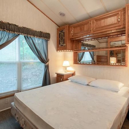 Spring Gulch Screened Park Model 6 Mount Airy Номер фото